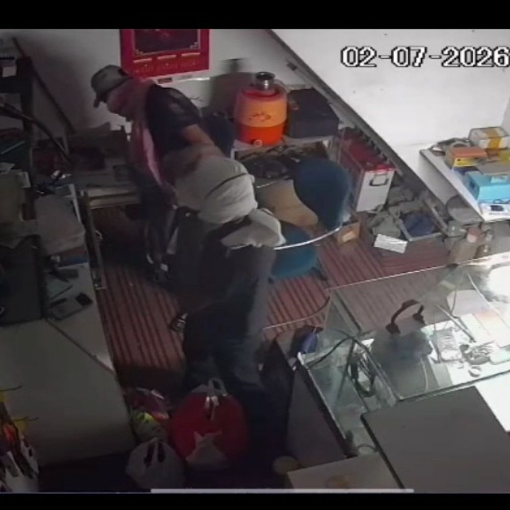 अबोहर में मोबाइल शॉप से 100 फोन चोरी:शटर-गेट तोड़कर दुकान में घुसे दो नकाबपोश, सात हजार की नकदी भी उड़ाए, सीसीटीवी में कैद