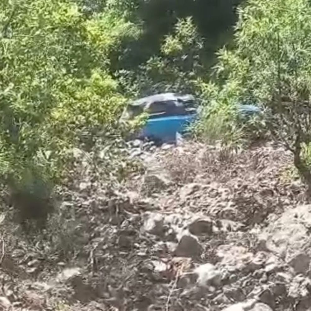 पंचकूला के मोरनी में गहरी खाई में गिरी कार:चंडीगढ़ पुलिस के ASI घायल, स्थानीय लोगों गाड़ से निकाला; पीजीआई रेफर