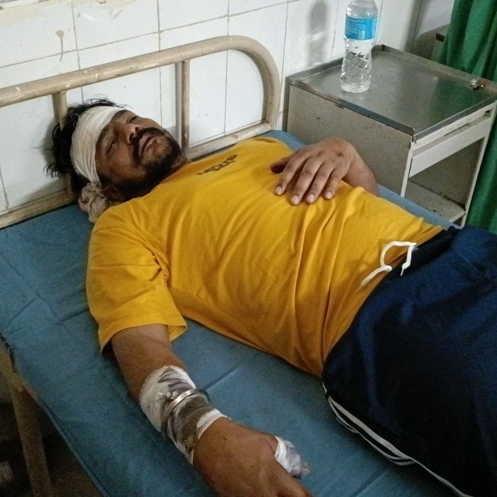 मोगा में घेरकर युवक की पिटाई:बाइक पर सवार होकर आए हमलावर, कार के शीशे तोड़े, महिला के साथ बैंक से लौट रहा