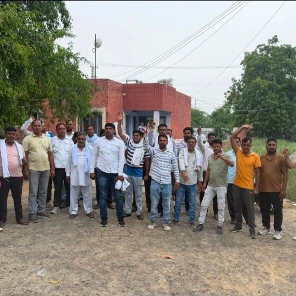 उकलाना बिजली निगम में दूसरे दिन भी कर्मचारियों का प्रदर्शन:एसडीओ पर अनदेखी का आरोप; सुरक्षा सुनिश्चित करने की मांग