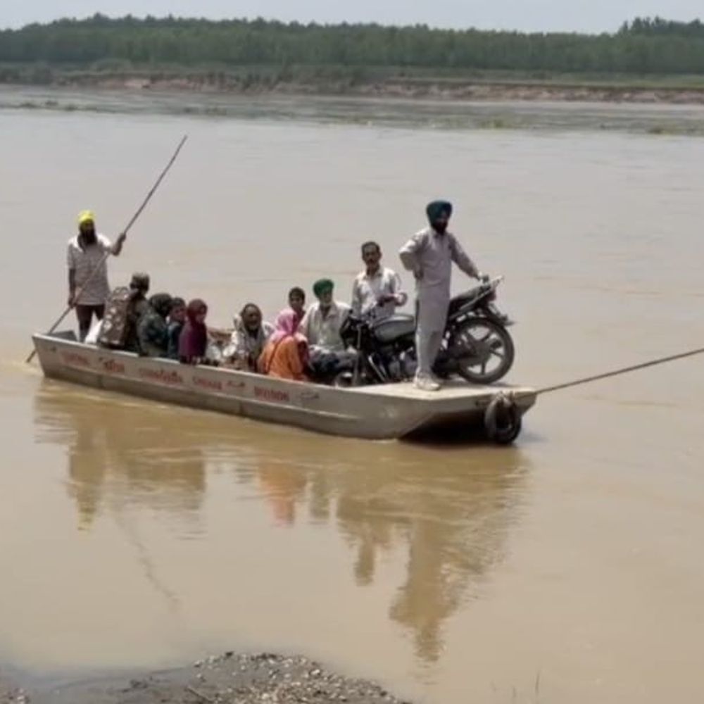 गुरदासपुर में यात्रियों से भरी मशूआ रावी में पलटी:क्षमता से अधिक सवारियां बनीं कारण; सभी लोग सुरक्षित बचे