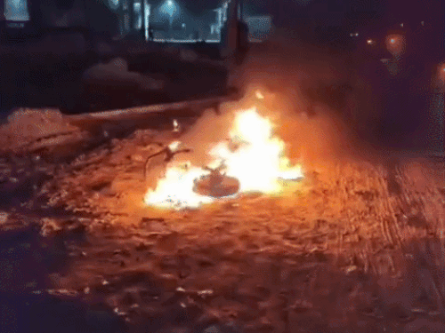 फरीदाबाद चलते ओला इलेक्ट्रिक स्कूटर में लगी आग:शॉर्ट सर्किट की आशंका, बाल-बाल बचे दो युवक, बैटरी में कई बार धमाके हुए