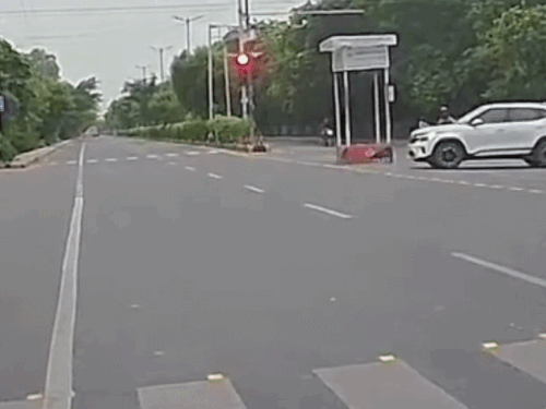 फरीदाबाद में गाड़ियों के एक्सीडेंट का VIDEO:रेड लाइट पर स्कॉर्पियो ने कीया सेल्टोस को मारी टक्कर, तीन गाड़ियां क्षतिग्रस्त, ड्राइवरों की बची जान