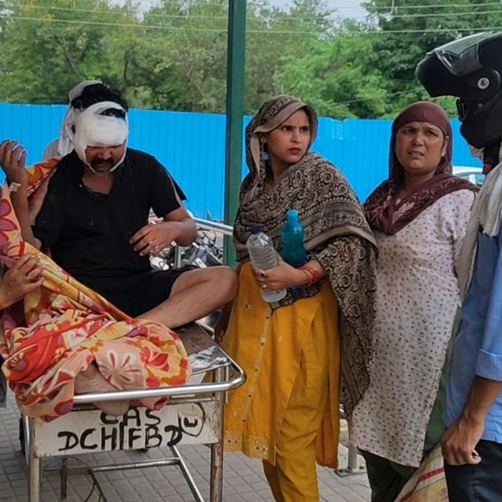 फरीदाबाद में बाइक फिसलने से युवक घायल:अचानक सामने आया आवारा कुत्ता, बचाने के लिए लगाए ब्रेक, लोगों ने पहुंचाया अस्पताल
