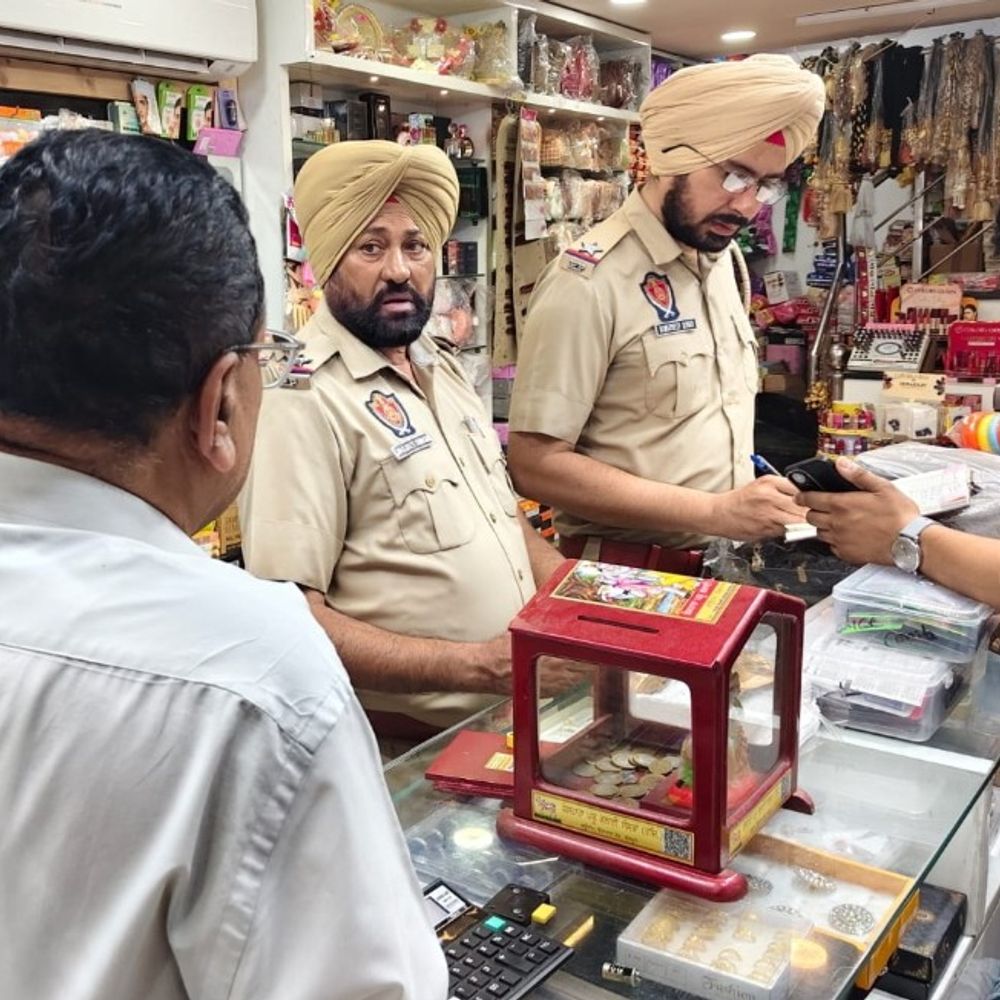 संगरूर में मनियारी दुकान में चोरी:तीसरी मंजिल के स्टोर का शटर उठाकर दाखिल हुए चोर, नोटों की मालाएं, नकदी ले गए