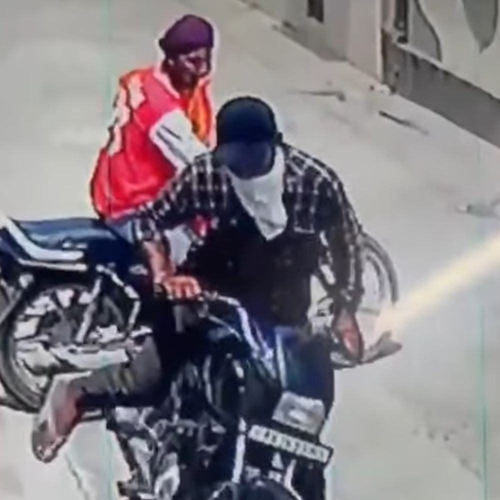 जगराओं में नकाबपोश चोरों ने बाइक चुराई:25 सेकेंड में खोला लॉक, मालिक घर से निकले तो गायब मिली; CCTV में कैद घटना