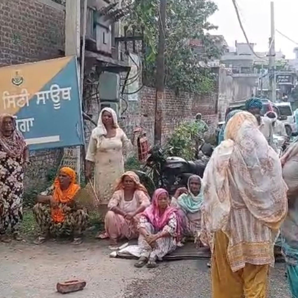 23 दिन से लापता बेटे का सुराग नहीं मिला:मोगा में परिजन थाने के बाहर धरने पर बैठे, पुलिस की कार्रवाई पर उठाए सवाल