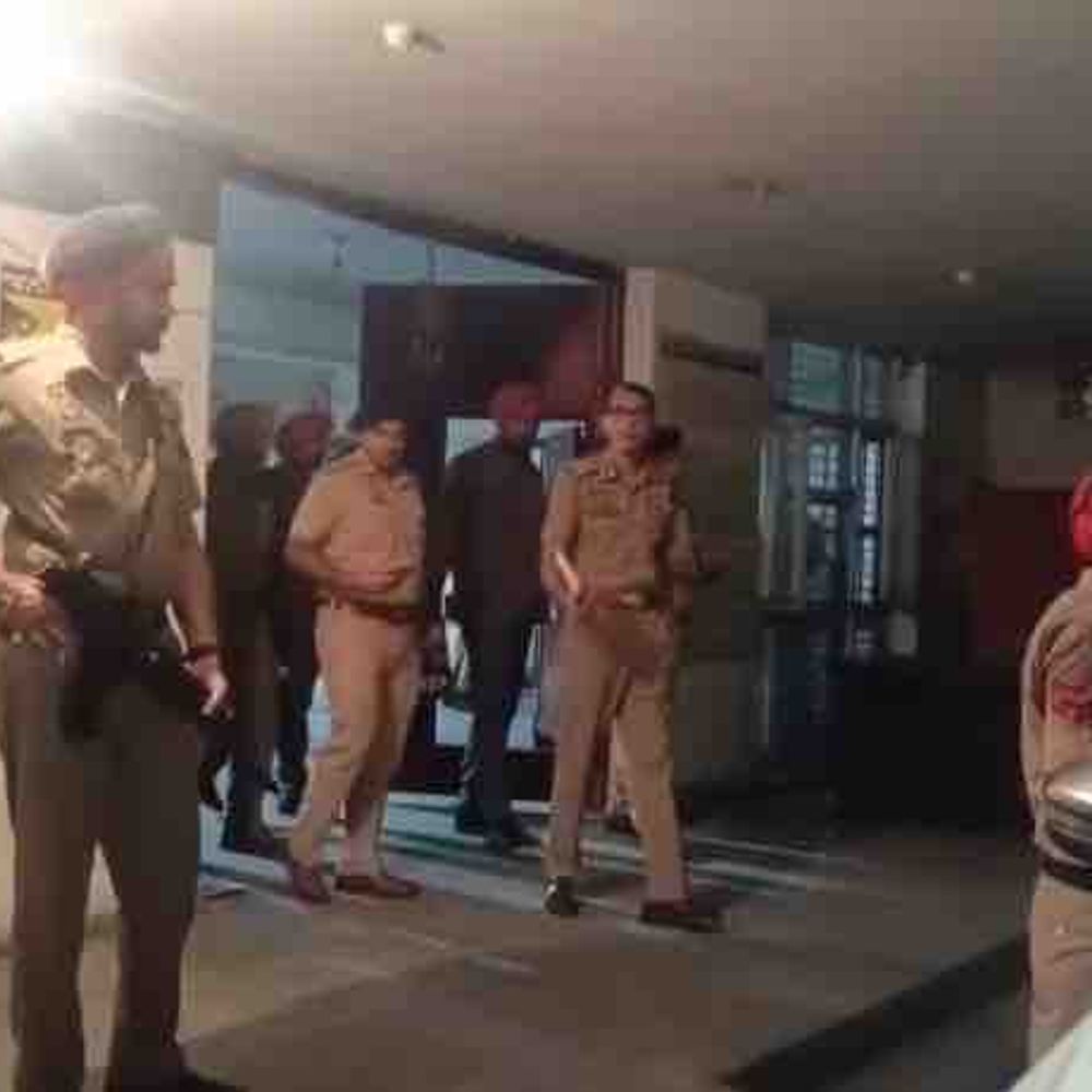 जालंधर पुलिस कमिश्नर ने थानों का औचक निरीक्षण किया:रिकॉर्ड-कर्मचारियों की मुस्तैदी का लिया जायजा; कहा-हर व्यक्ति की शिकायत करें दर्ज