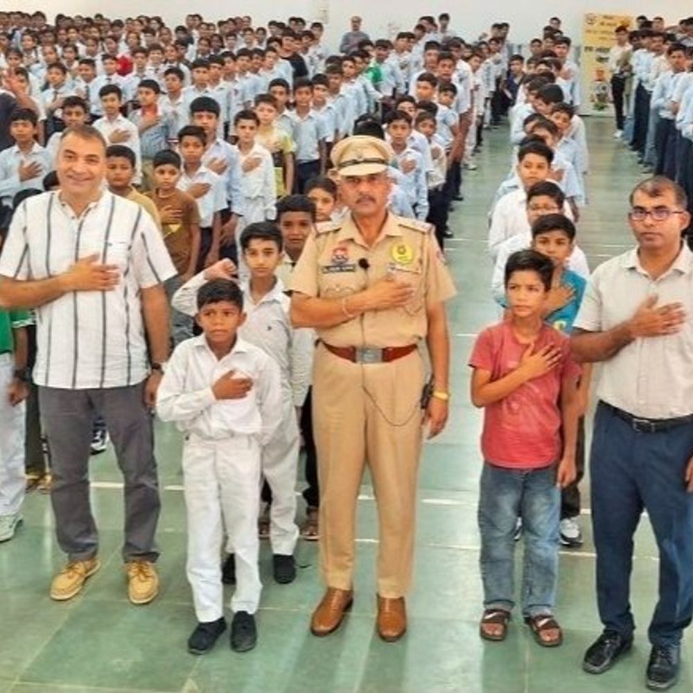 हिसार के स्कूल में नशा जागरूकता कार्यक्रम:छात्रों को नशे के दुष्परिणाम बताए, अधिकारी बोले- तस्करों से सतर्क रहें स्टूडेंट