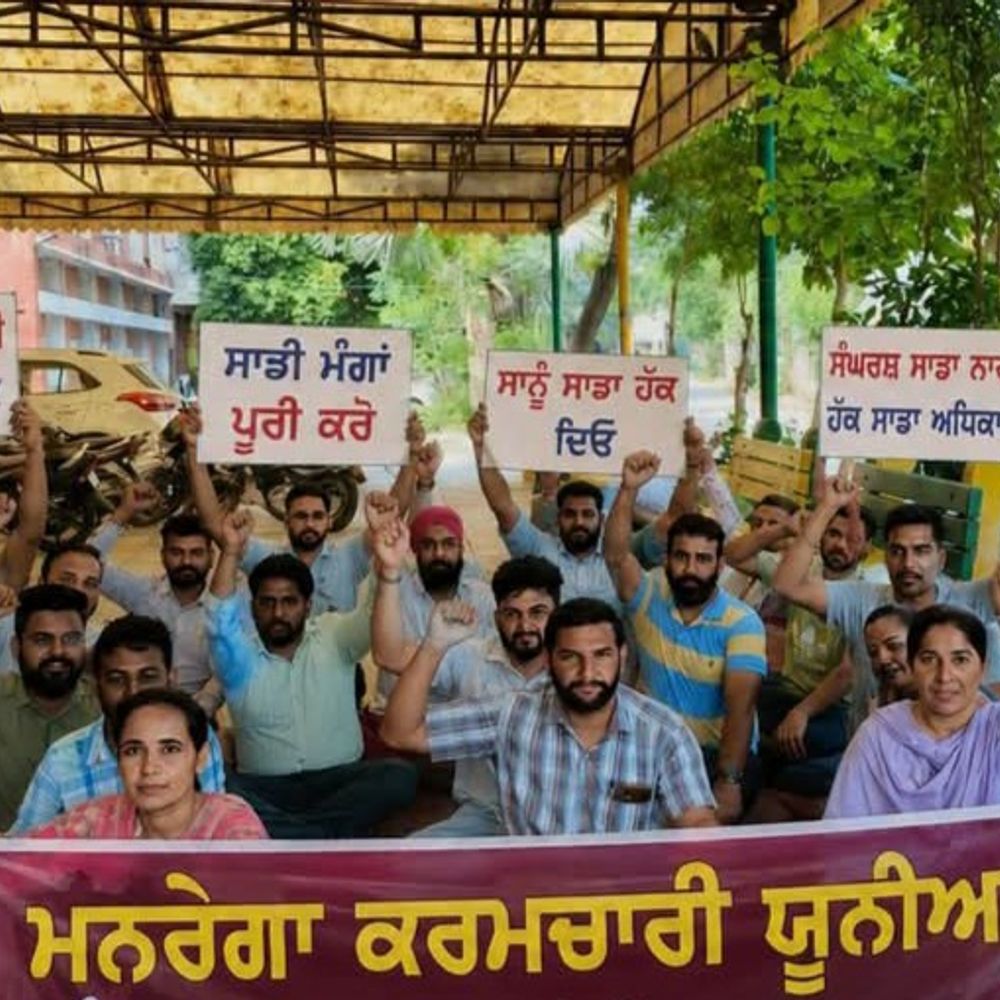 मनरेगा कर्मचारियों का मानसा में प्रदर्शन:वेतन व नौकरी से हटाने के विरोध में; पंजाब सरकार ने केंद्र पर आरोप लगाए
