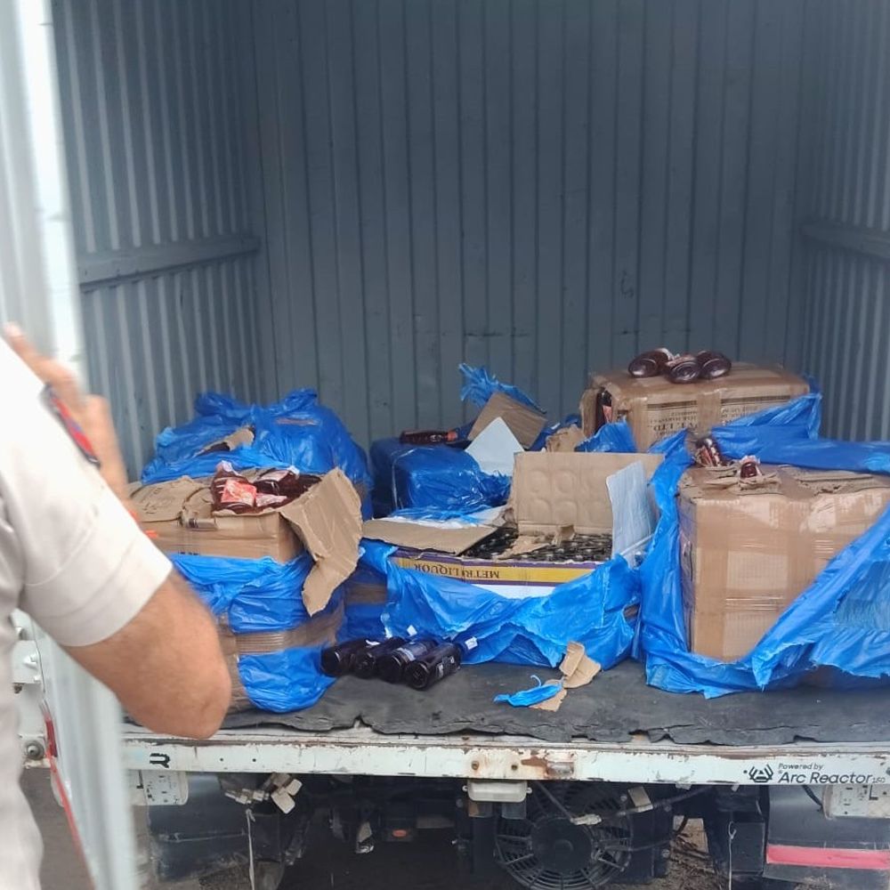 फरीदाबाद में जीएसटी एनफोर्समेंट टीम पकड़ी अवैध देसी शराब:ऑटो पार्ट्स की आड़ में दिल्ली भेजी जा रही, पोर्टर ऐप के जरिए बुक की गई गाड़ी