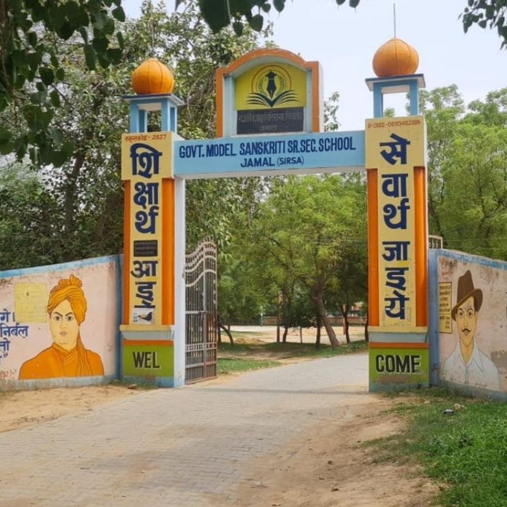 सिरसा में छात्र ने शिक्षक पर पेचकस से किया हमला:स्कूल के अंदर ही गर्दन पर किए वार, मोबाइल लाने को लेकर टोका था