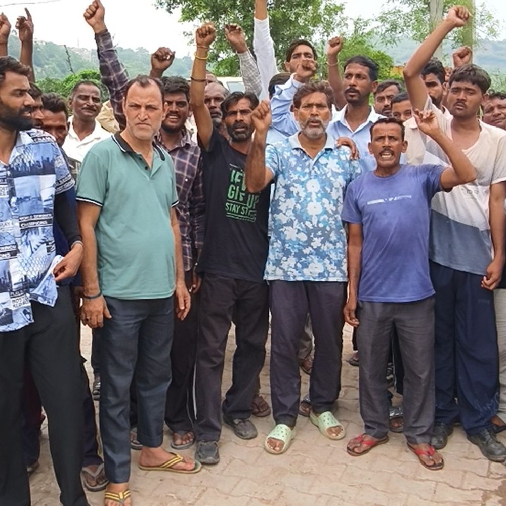 पिंजौर-कालका में डोर-टू-डोर कर्मचारियों का धरना:समय पर वेतन नहीं मिलने से परेशान; ठेकेदारी प्रथा खत्म करने की मांग