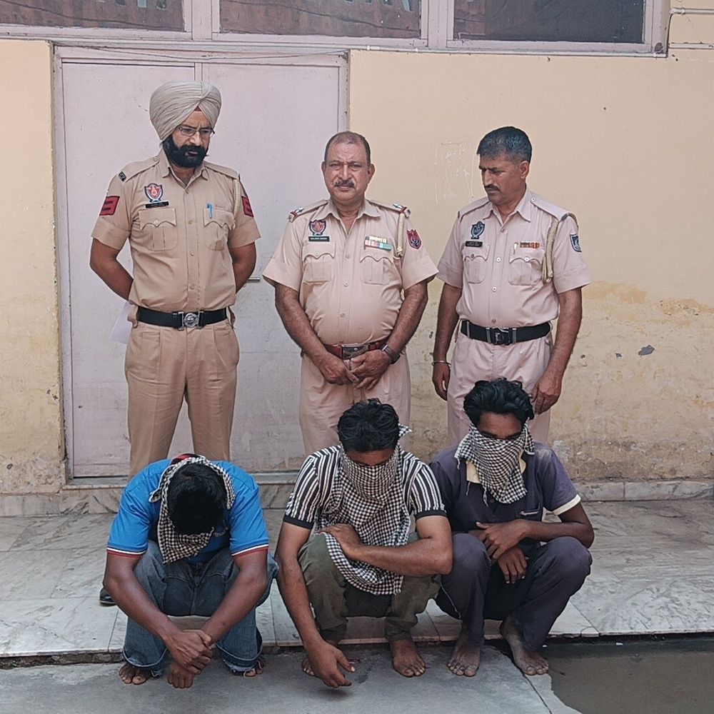 सुजानपुर पुलिस ने तीन मोबाइल चोरों को किया गिरफ्तार:​सिविल अस्पताल में की थी कई वारदात, केबिन से उड़ाया था डॉक्टर का फोन