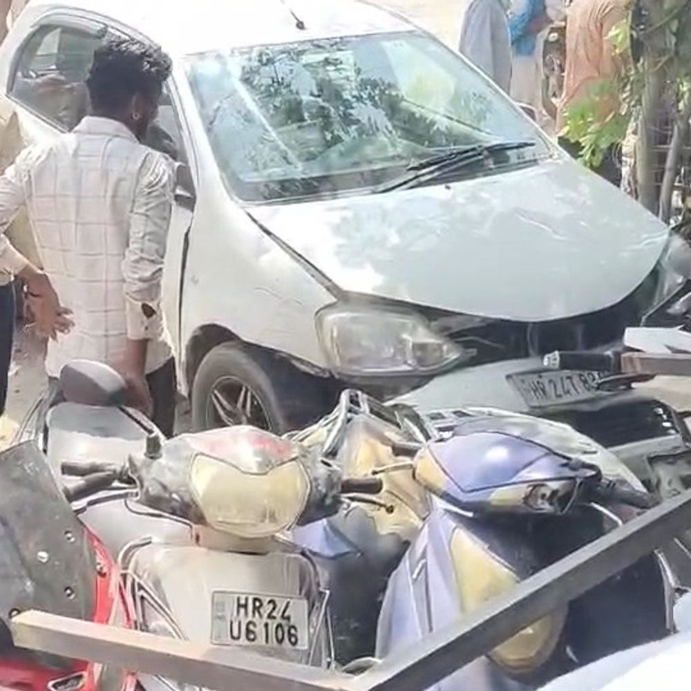 रानियां में तेज रफ्तार कार दुकान में घुसी:बाइक को बचाने के प्रयास में हुई बेकाबू, चार स्कूटी और शॉप का शीशा टूटा