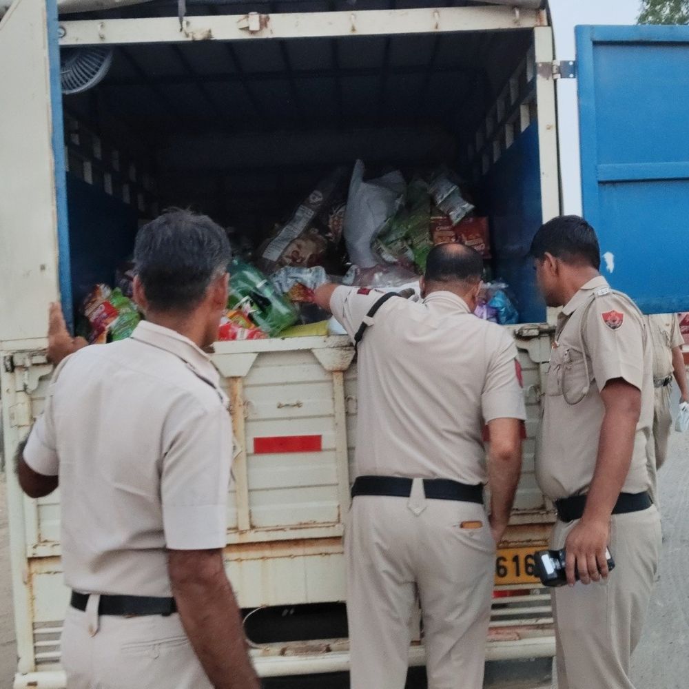 लोहारू पुलिस ने 6 गाड़ियों को किया इंपाउंड:24 के काटे चालान, नाकाबंदी कर ली तलाशी, ट्रैफिक रूल का पालन करने की हिदायत