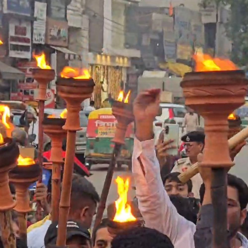 हाथ में मशाल लेकर गुरुग्राम की सड़कों पर उतरे कांग्रेसी:केंद्रीय शिक्षा मंत्री के इस्तीफे को बताया विपक्ष-छात्रों की जीत, केंद्र के खिलाफ नारेबाजी