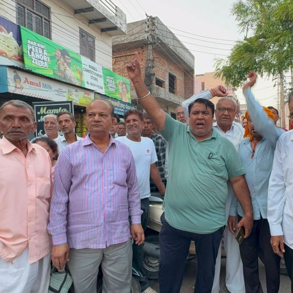 हांसी में बिजली संकट पर फूटा लोगों का गुस्सा:लाल सड़क पर लगाया जाम, विभाग के खिलाफ की नारेबाजी