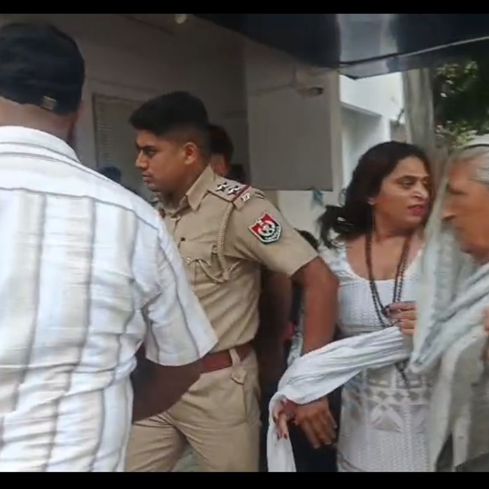 कपूरथला में किन्नरों के 2 गुट थाने के बाहर भिड़े:फर्जी वेश धारण कर शगुन वसूली का आरोप; एक दूसरे पर लात-घूंसे बरसाए