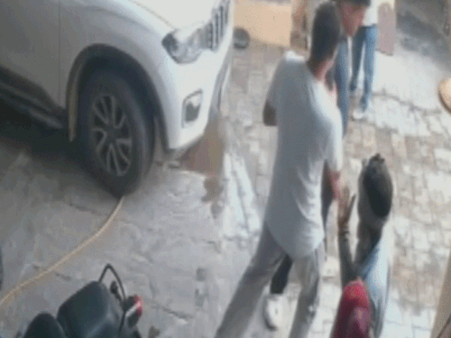 रेवाड़ी में युवक ने महिला श्रमिक को थप्पड़ मारा,VIDEO:कमरे में जाकर झगड़ा किया, बाहर निकल गाली-गलौज, पुलिस कर रही जांच