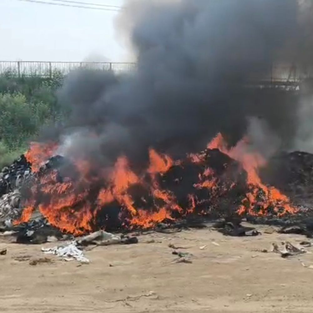 गुरुग्राम CPR रोड पर कपड़े के ढेर में लगाई आग:रिहायशी इलाकों में फैला प्रदूषण, लोगों ने की आरोपियों पर कार्रवाई की मांग