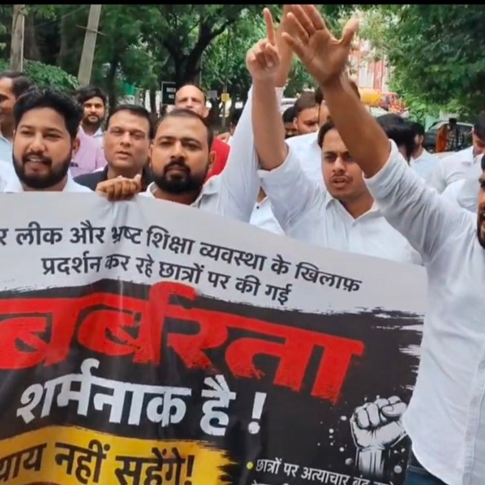 नारनौल में वकीलों ने किया केंद्र सरकार के खिलाफ प्रदर्शन:केंद्रीय शिक्षा मंत्री धर्मेंद्र प्रधान के इस्तीफे की मांग, बडे़ आंदोलन की चेतावनी