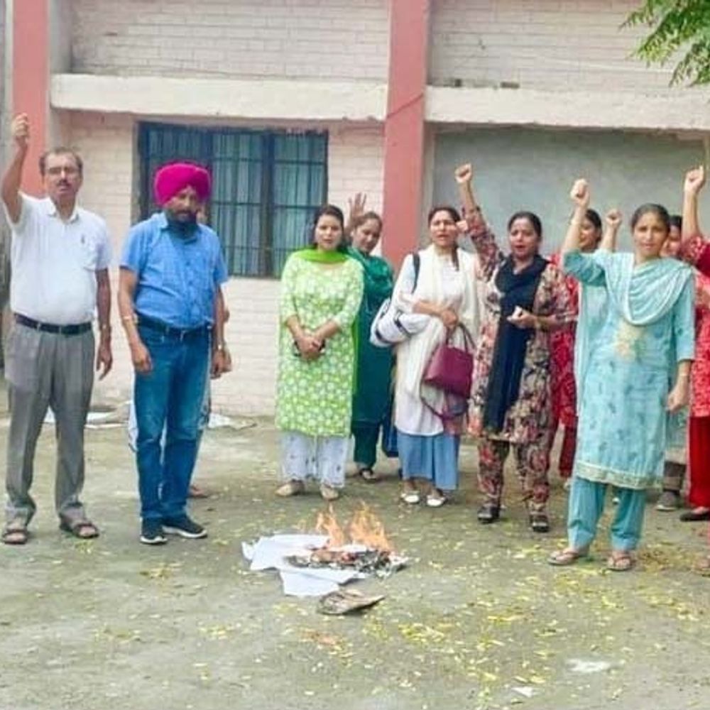 बटाला में टीचरों ने सरकारी आदेश की प्रतियां जलाईं:छुट्टियों में स्कूल बुलाने का विरोध; कहा-शिक्षक मानसिक तनाव का हो रहे शिकार