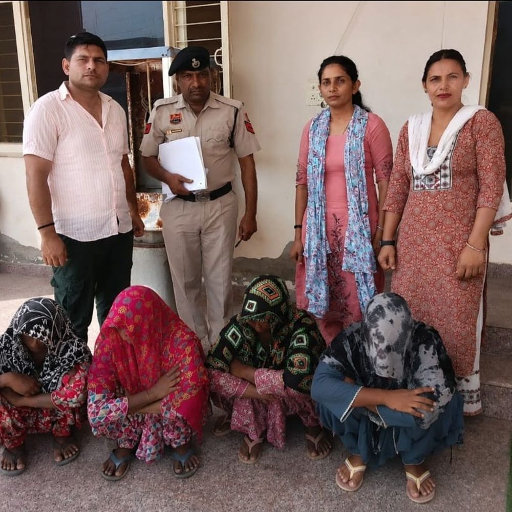 हांसी में घी चोरी केस में 4 महिलाएं अरेस्ट:चारों पंजाब की रहने वाली, ₹21,200 बरामद, 4 आरोपी पहले ही पकडे़े जा चुके