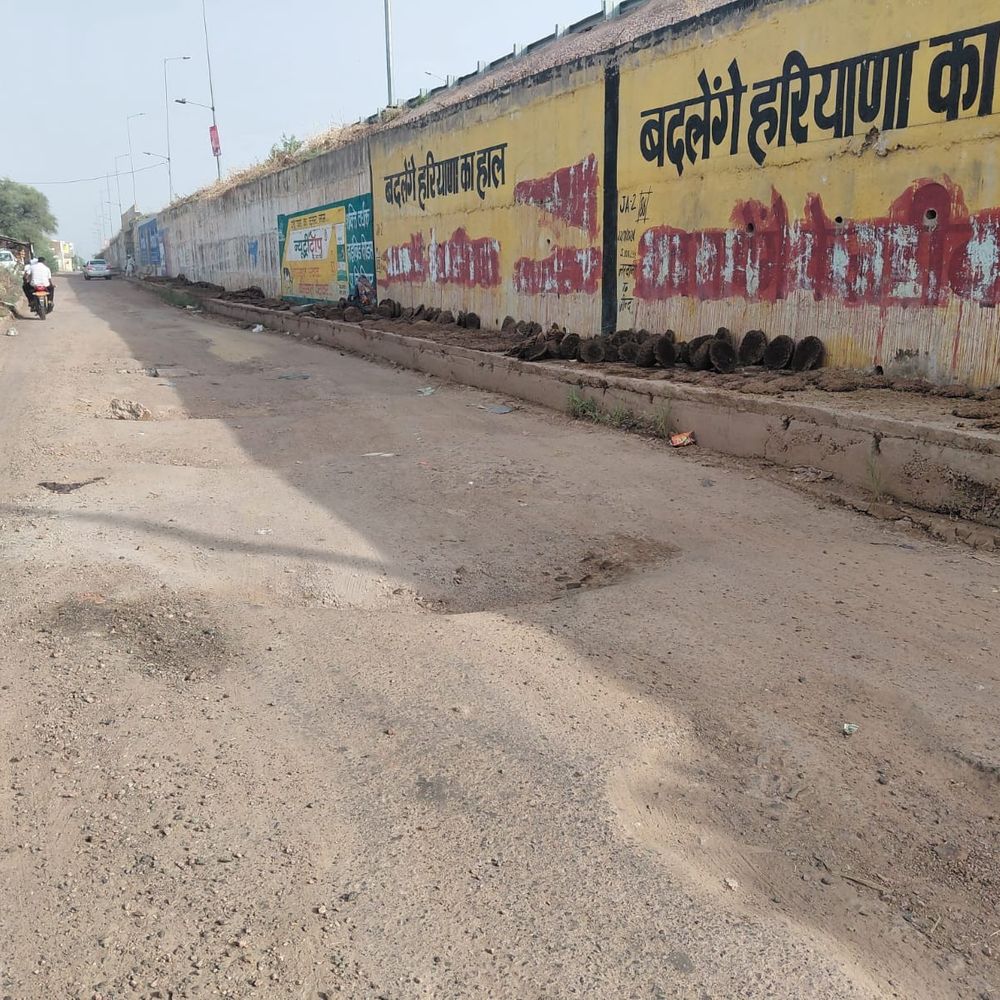 उचाना में NH-352 सर्विस रोड पर गहरे गड्ढे:वाहन चालक परेशान, स्पेयर पार्ट्स क्षतिग्रस्त; पैचवर्क की मांग