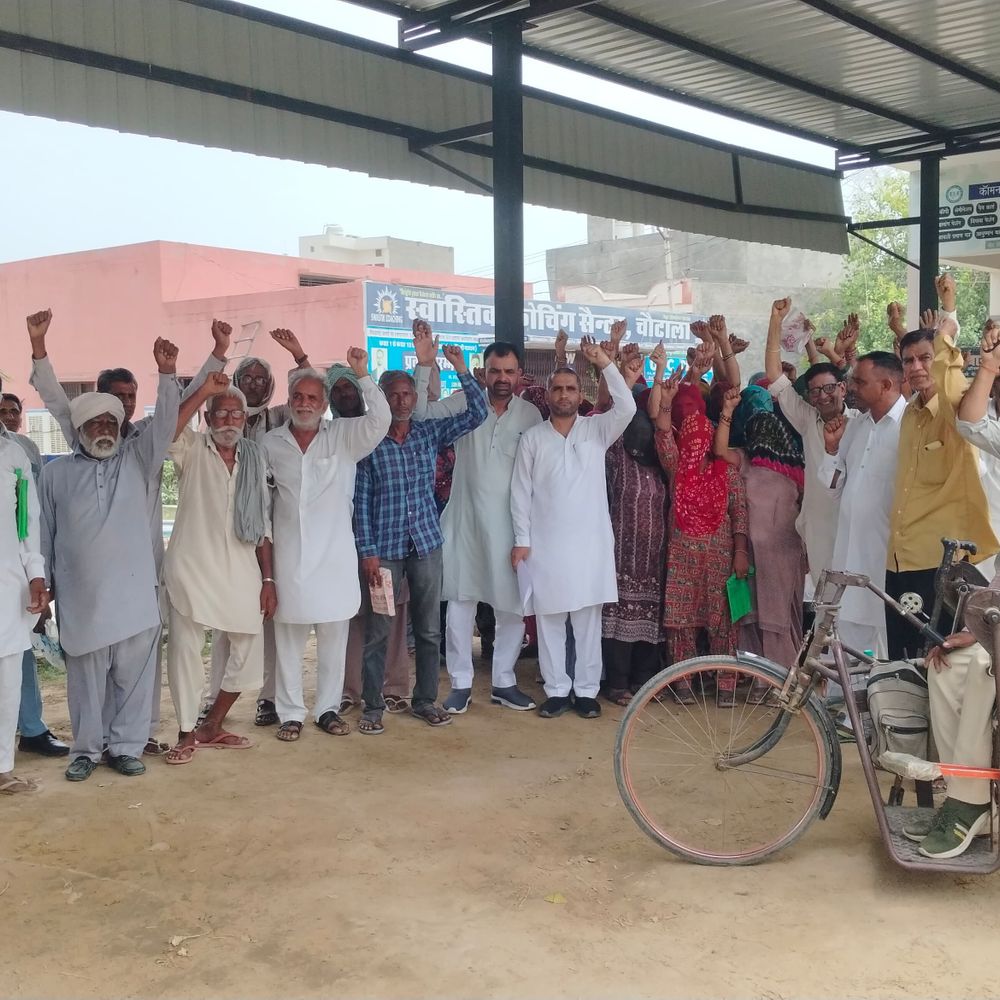 सिरसा में बिजली कटौती-गंदे पानी पर फूटा ग्रामीणों का गुस्सा:पैदल मार्च निकाला, बोले- '4 घंटे भी नहीं मिल रही बिजली, सौंपा मांगपत्र