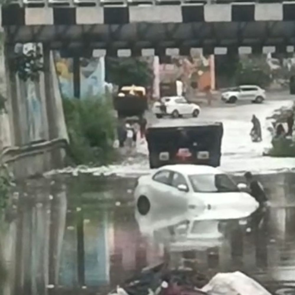 पठानकोट में भारी बारिश से जलभराव बना मुसीबत:सड़कों पर घुटनों तक पानी, स्कूल बस फंसी, वाहन बंद; प्रशासन से समाधान की मांगा