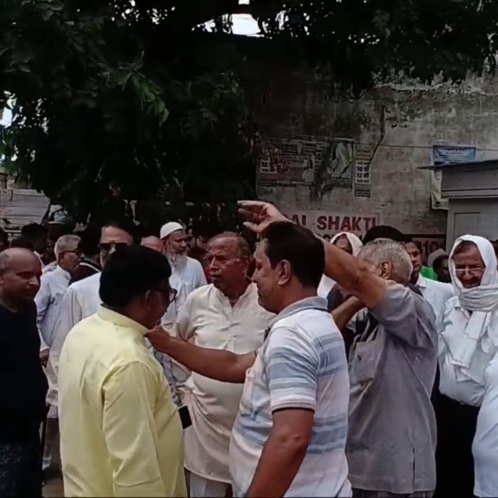 फरीदाबाद में गोकुलधाम सोसायटी के विरोध में उतरे लोग:बिजली-पानी को लेकर जताई चिंता, बोले-हमारी सुविधाओं पर न डाला जाए बोझ