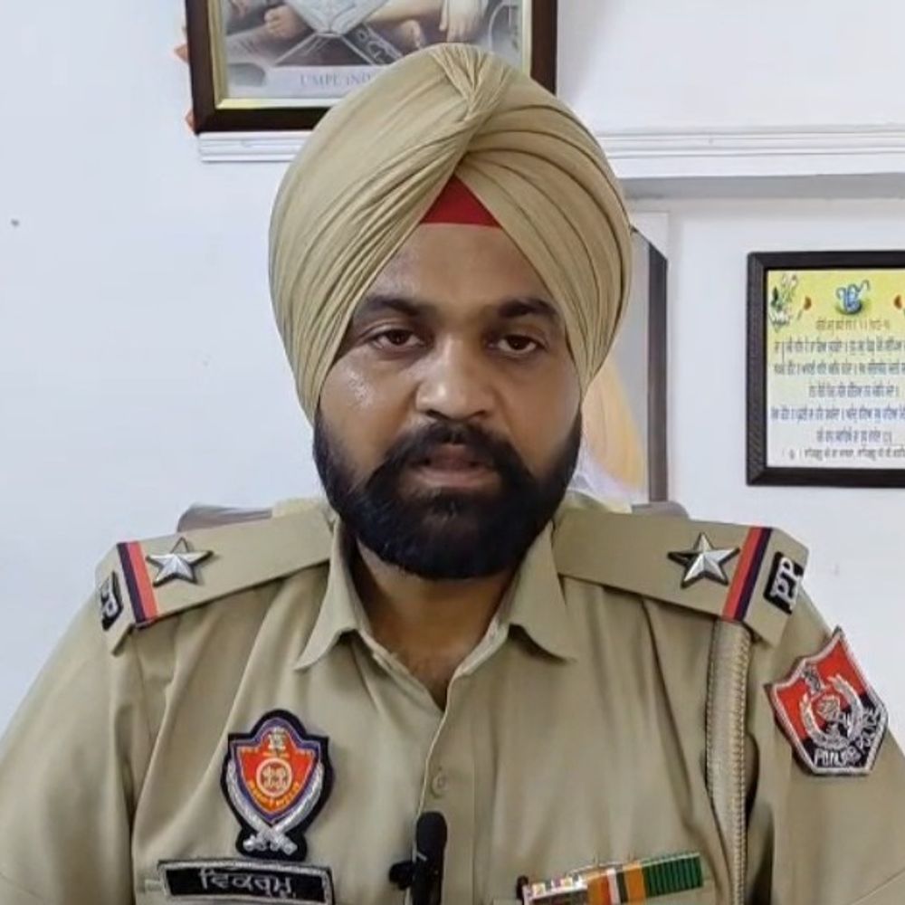 बटाला में फर्जी सेलटैक्स अधिकारी को व्यापारी ने पकड़वाया:दुकान पर जांच के लिए मांग रहा था रिकार्ड, दुकानदार ने दे दी अधिकारियों सूचना