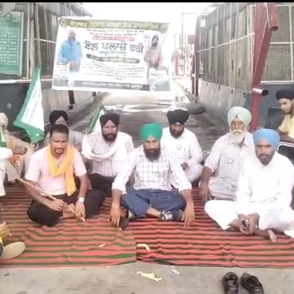 पठानकोट में किसानों ने लदपालवां टोल किया फ्री:दो किसान भाइयों की आत्महत्या के विरोध में प्रदर्शन, सरकार को चेतावनी