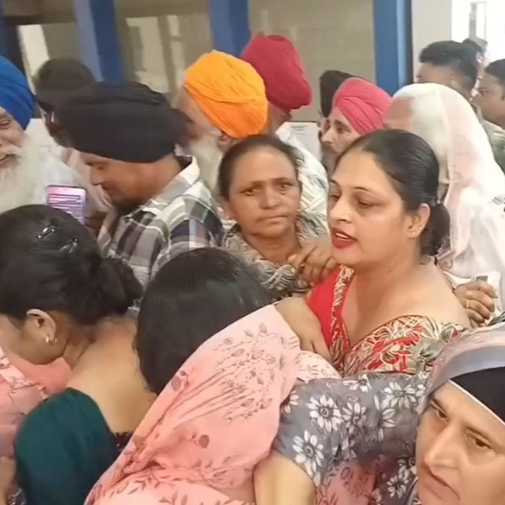 फतेहगढ़ साहिब सेवा केंद्रों पर लंबी कतारें:सुबह 5 बजे से लग रही भीड़, शाम तक नहीं हो रहे काम