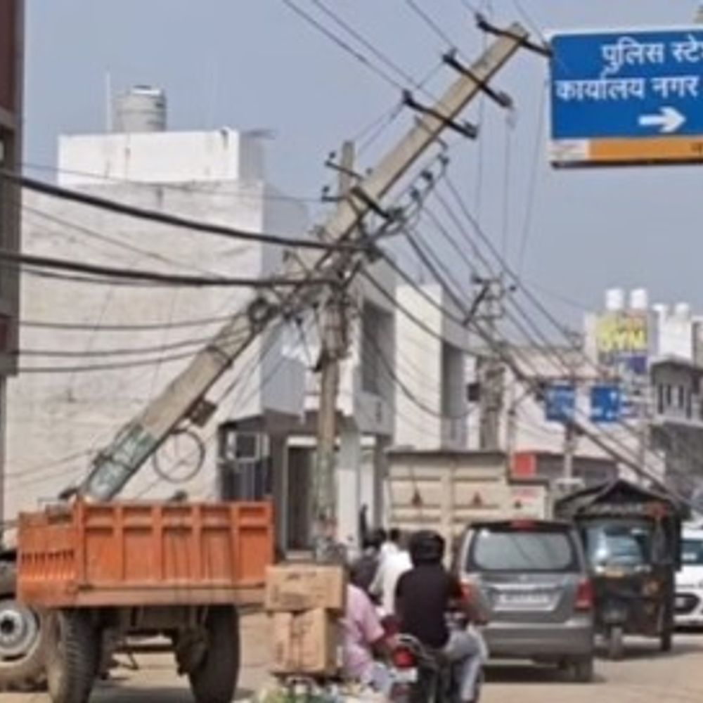 फर्रुखनगर में डंपर की टक्कर से हाई-वोल्टेज लाइन टूटी:अस्पताल के सामने बिजली के खंभे टेढ़े हुए, जाम में फंसी एंबुलेंस