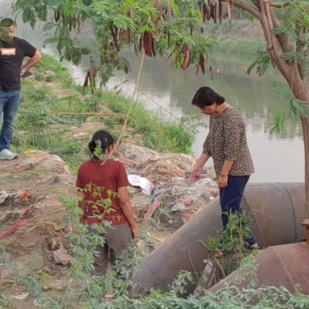 फरीदाबाद में युवक-युवती नहर में कूदे:कार में सवार होकर पहुंचे, दोनों के बीच हुई कहासुनी, गाड़ी पर लगा हरियाणा पुलिस का स्टीकर