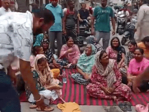जालंधर वेस्ट में लोगों का प्रदर्शन:वार्ड 55 के भड़के निवासियों ने सड़क किया जाम, बोलें- गंदे पानी से जीवन बेहाल
