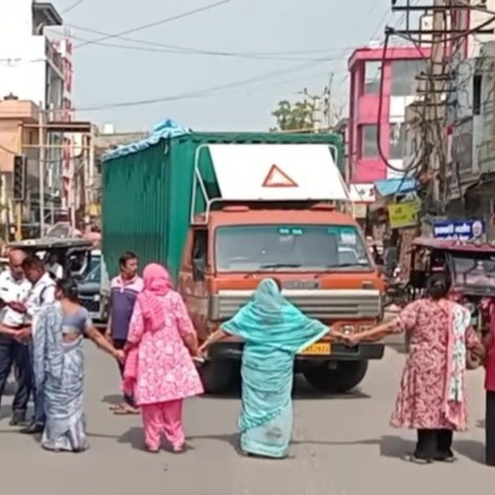 सोनीपत में महिलाओं ने किया रोड जाम:अघोषित बिजली कटौती को लेकर नाराजगी, कर्मचारियों ने की बदसूलकी, पावर हाउस पर हंगामा