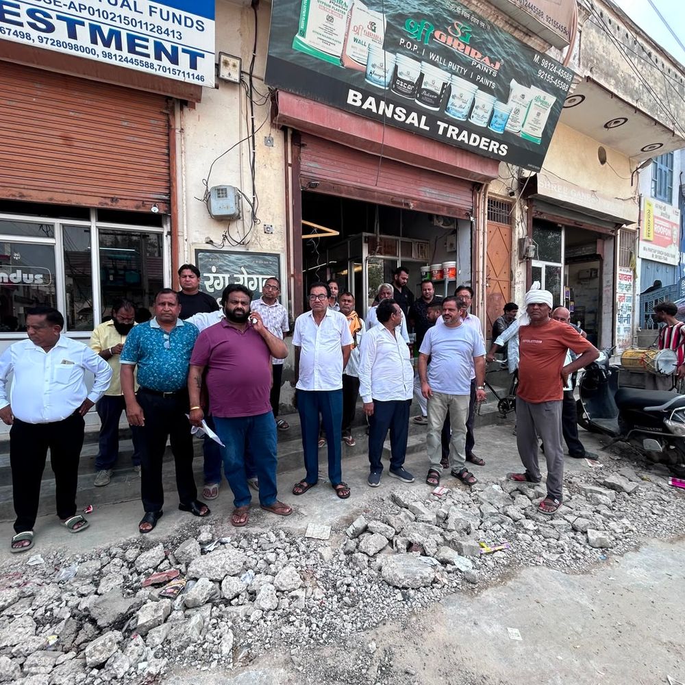 हांसी में सड़क गलती से उखाड़ने का आरोप:वाइस चेयरमैन ने पब्लिक हेल्थ विभाग को बताया जिम्मेदार; बोले-अपने कार्यक्षेत्र की जानकारी नहीं