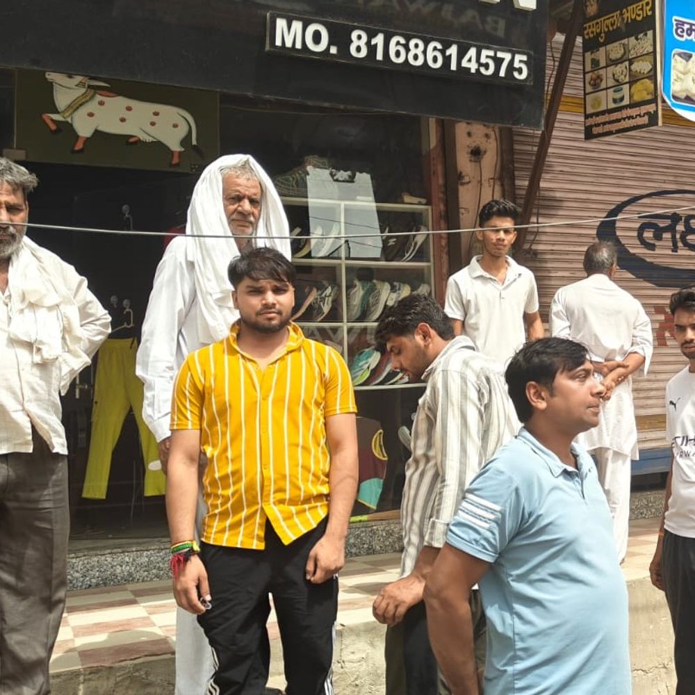 महम में चोरों ने 4 दुकानों को बनाया निशाना:शटर तोड़कर चुराया कैश; पूरी वारदात CCTV में कैद