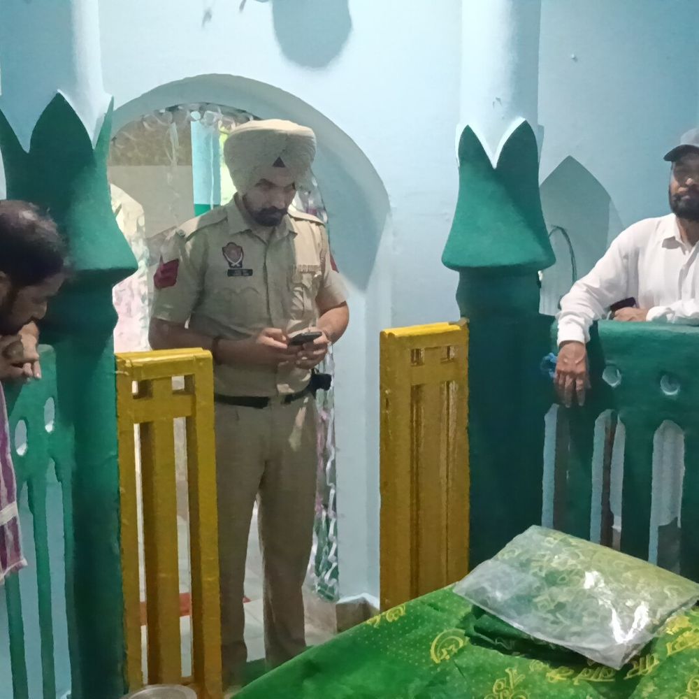 पठानकोट में बाबा शेरशाह वली दरगाह में चोरी:सवा घंटे में गोलक तोड़कर वारदात को अंजाम दिया, चोर CCTV में हुए कैद