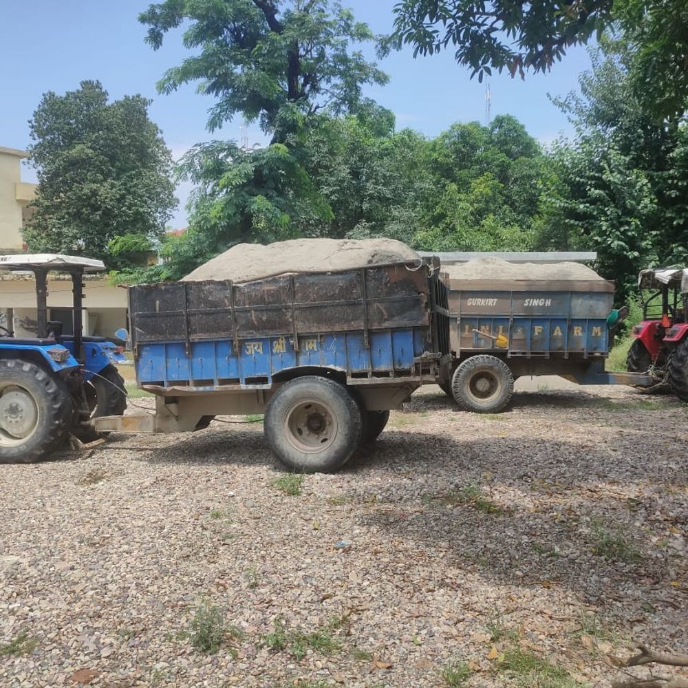 मंड इंदौरा में अवैध खनन पर पुलिस का प्रहार:5 आरोपियों पर मामला दर्ज, लोडर-ट्रैक्टर जब्त, ग्रामीणों के सहयोग से हुई कार्रवाई