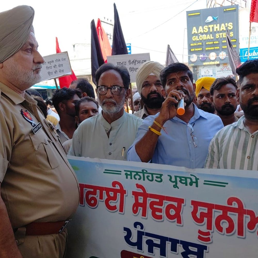 सीएम की पत्नी डॉ. गुरप्रीत कौर का जगराओं दौरा रद्द:नगर कौंसिल से रोष मार्च निकाल कार्यक्रम स्थल पहुँचे कर्मचारी, सफाई सेवकों ने विधायक को घेरा