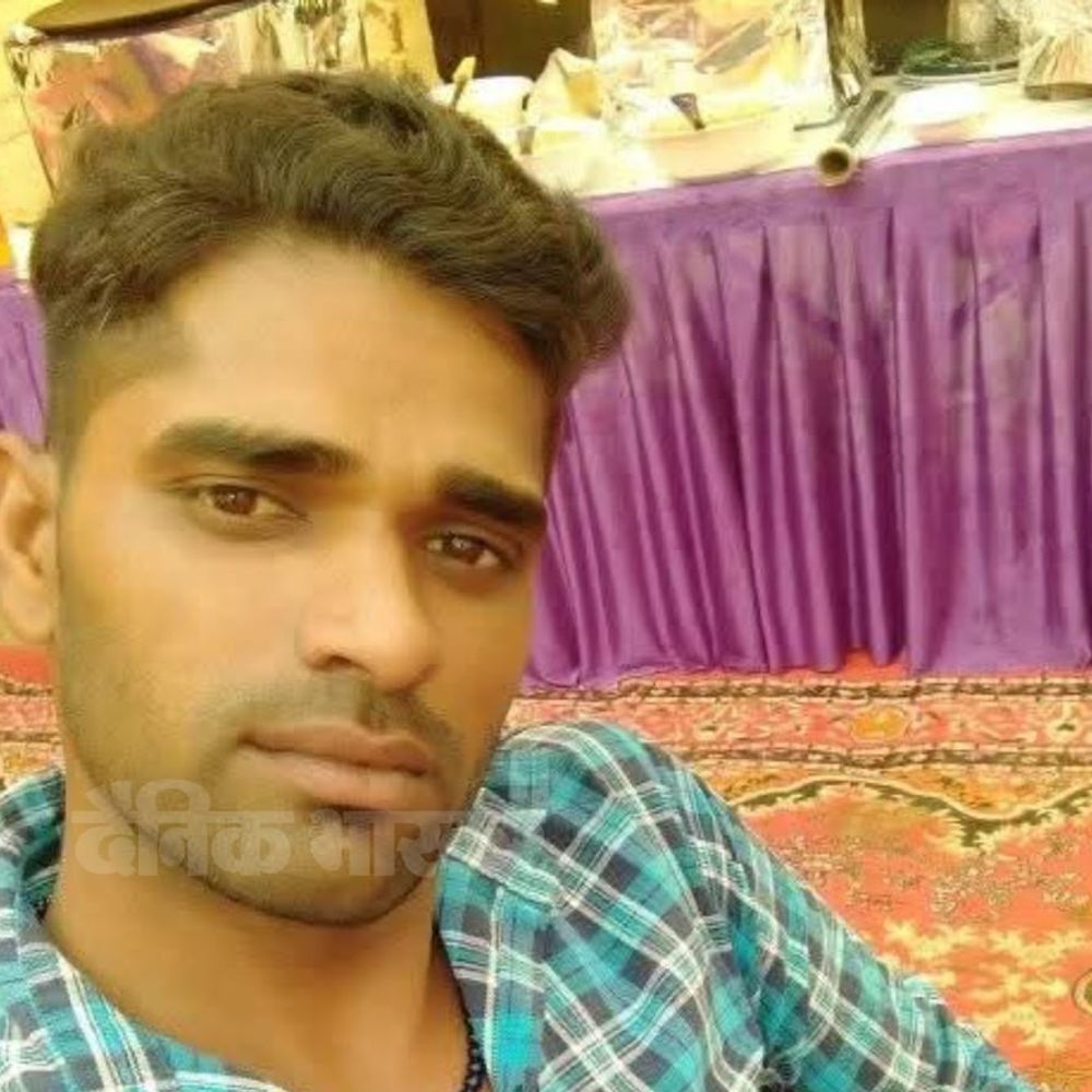 हांसी में पेड़ पर लटका मिला हलवाई का शव:परिजनों ने हत्या की आशंका जताई, बोले- जमीन पर टिके थे दोनों पैर