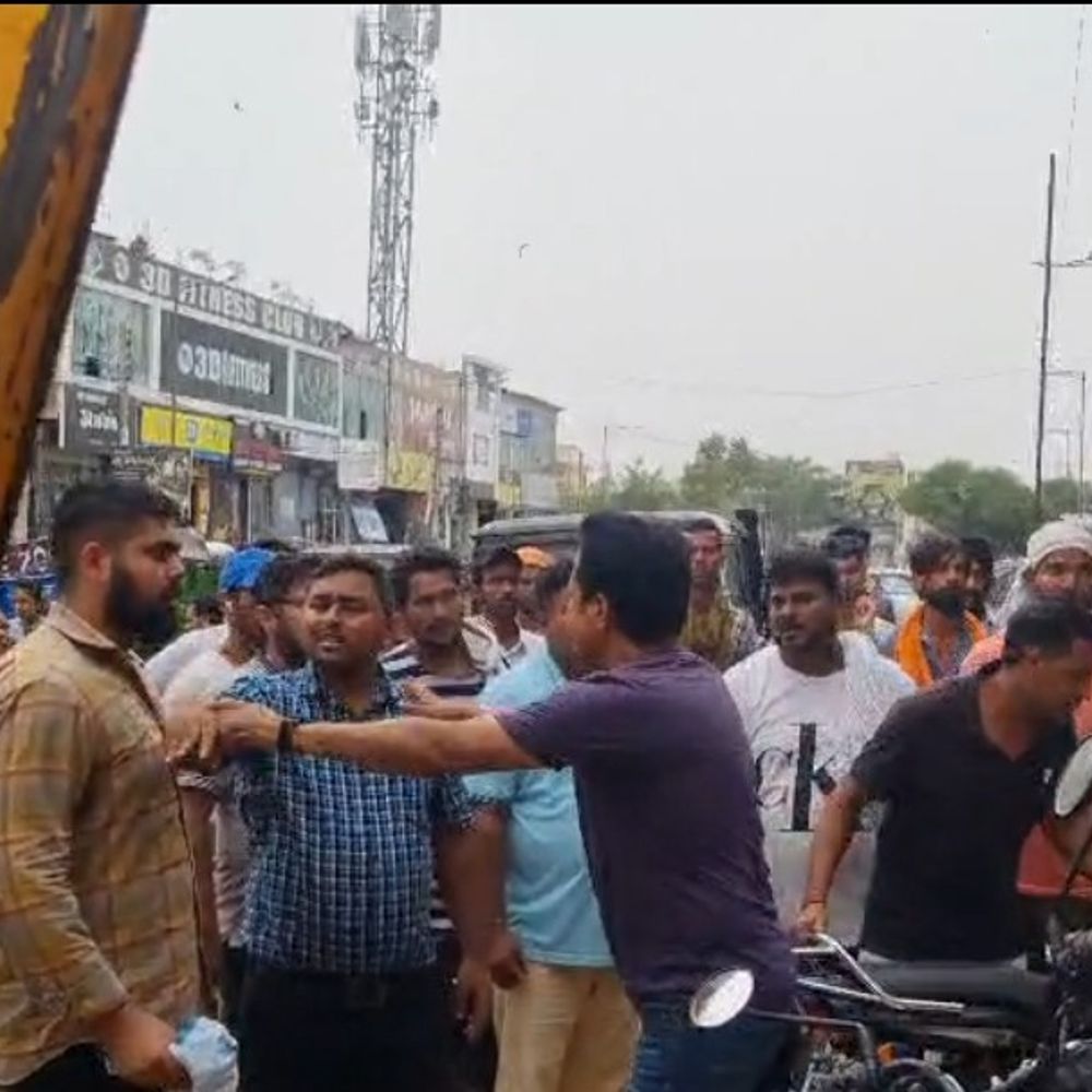टोहाना में नगर परिषद की कार्रवाई पर भड़के दुकानदार:बिना नोटिस तोड़फोड़ का लगाया आरोप, अधिकारी बोले-पहले अनाउंसमेंट करावा