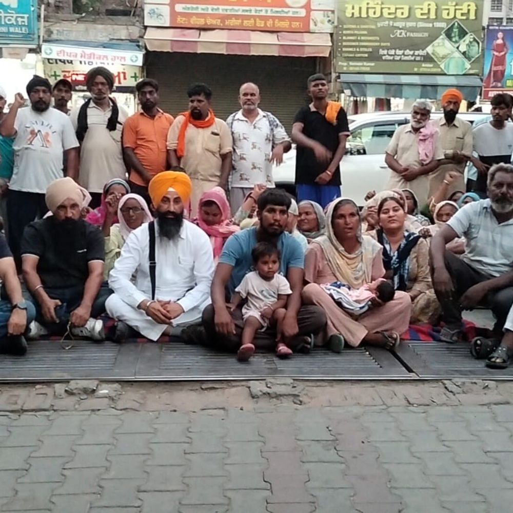 मोगा अस्पताल में डिलीवरी के बाद महिला की मौत विवाद:मौत के चार दिन बाद भी नहीं हुआ पोस्टमार्ट, परिजनों ने लगाया धरना, निष्पक्ष जांच की मांग