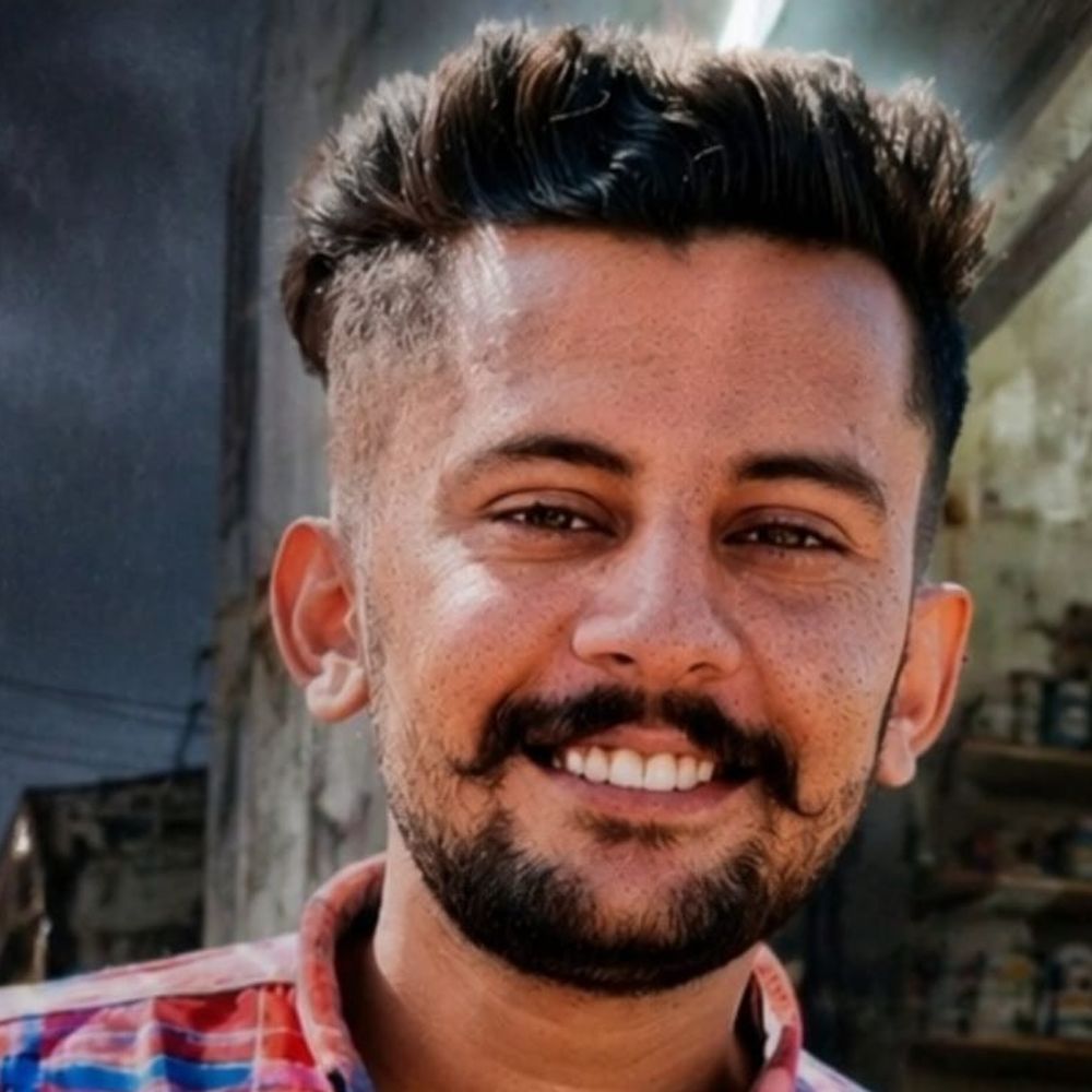 करनाल में करंट लगने से युवक की मौत:शटर बंद करते समय हादसा, जमीन पर गिरकर तड़पा, नीचे लटके हुए हैं तार