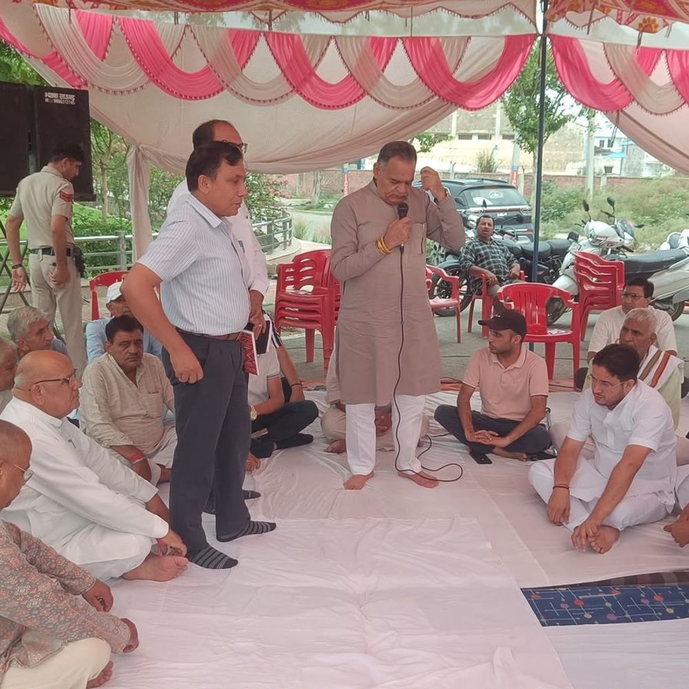 हांसी सेक्टर-5 में पेयजल संकट सुलझा, धरना खत्म:MLA विनोद भयाना की मौजूदगी में बनी सहमति; 8 इंची पाइपलाइन से होगी सप्लाई