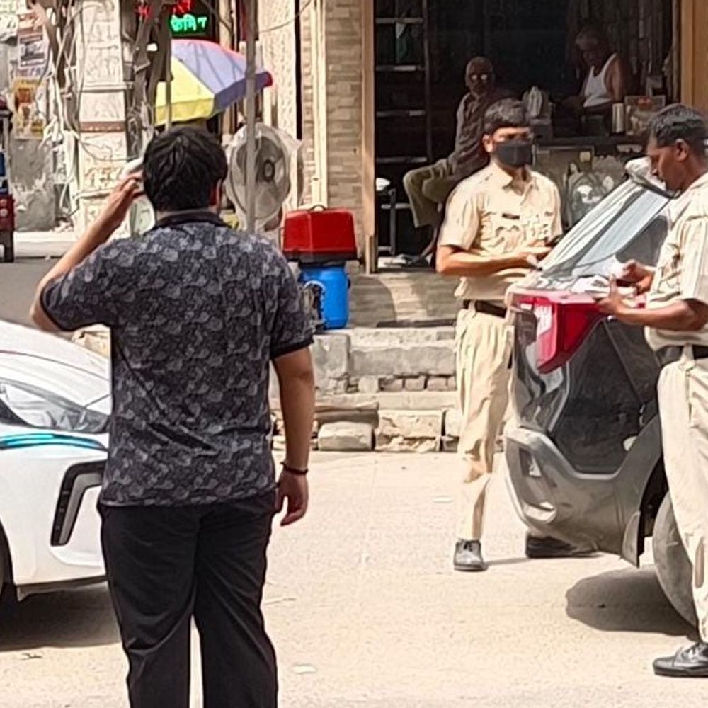 सांपला में सड़क पर खड़ी कारों के चालान:व्यापारी बोले-अतिक्रमण पर कार्रवाई नहीं, नगरपालिका पर दोहरे रवैये का आरोप